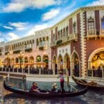 Das Venetian Resort Hotel in Las Vegas bringt Besucher kurzerhand in ein idyllisches Venedig.